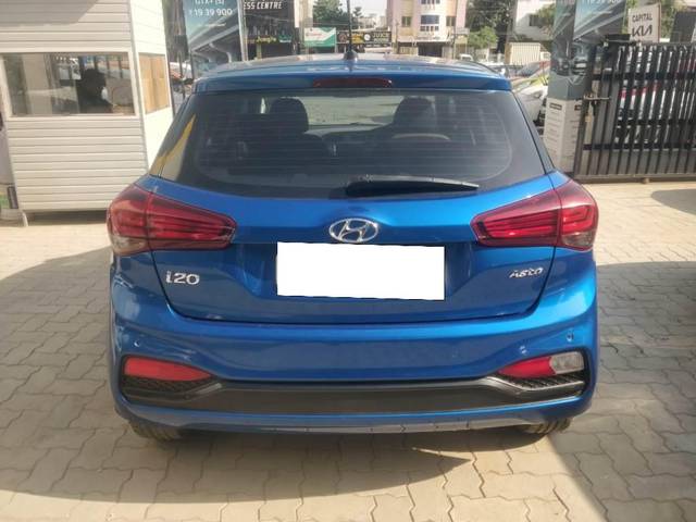 https://images10.gaadi.com/usedcar_image/4027628/original/processed_3a403d5e39e9ece0f9acc51c4b799546.jpeg?imwidth=6402