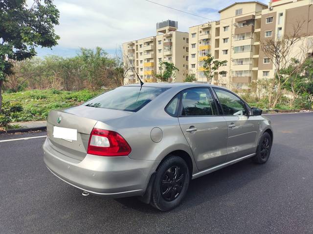 https://images10.gaadi.com/usedcar_image/4027679/original/processed_9143f32a870d6775f599ef489e82ff18.jpg?imwidth=6402