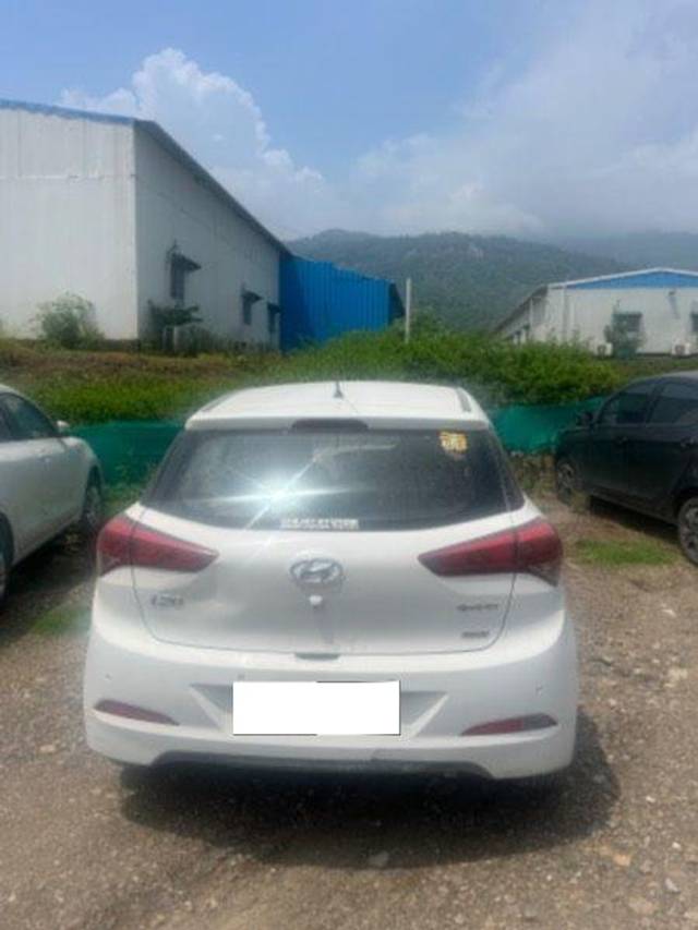 https://images10.gaadi.com/usedcar_image/4028378/original/processed_6aa5930e-ec75-49b5-b520-8b6dd11be71d.jpeg?imwidth=6401