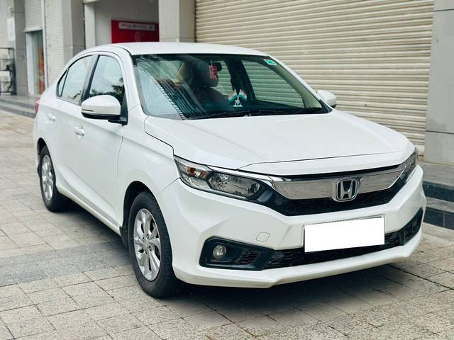 https://images10.gaadi.com/usedcar_image/4028602/original/processed_5cdfa60abb8239613545fa82c226f399.jpg?imwidth=6400