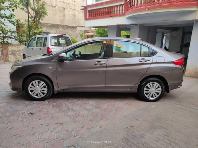 https://images10.gaadi.com/usedcar_image/4029753/original/processed_c45c0f527c09aa1603bf6bb52a9c0e30.jpg?imwidth=6401