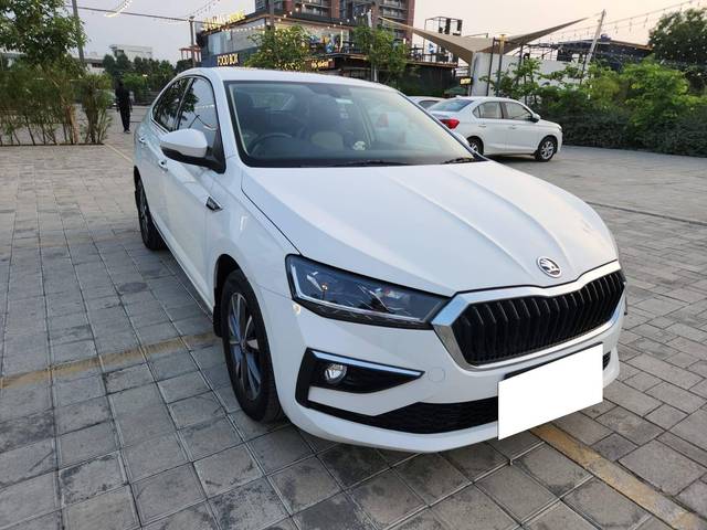 https://images10.gaadi.com/usedcar_image/4029779/original/processed_4ef3f7551f821d33c334e4ebb853cb03.jpg?imwidth=6400