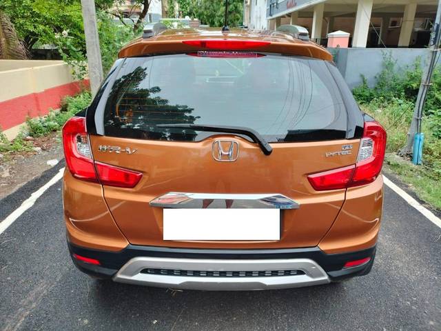 https://images10.gaadi.com/usedcar_image/4030333/original/processed_26f5e698c93334a48954f042a7bc61b5.jpg?imwidth=6401