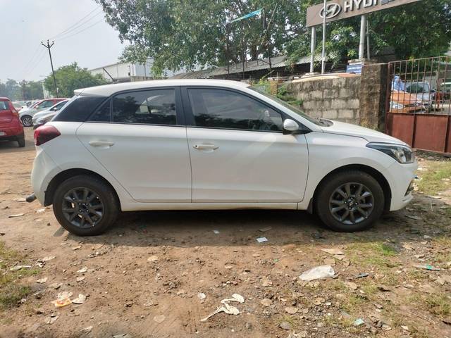 https://images10.gaadi.com/usedcar_image/4030643/original/processed_23d08e1d84bf6722a9b9957d7311f78f.jpeg?imwidth=6401