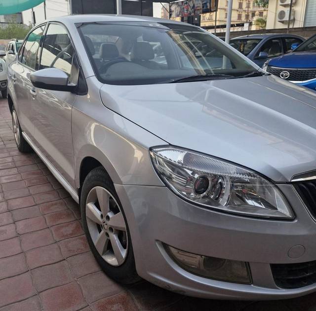 https://images10.gaadi.com/usedcar_image/4031002/original/c167cbeb0f8209cc11aca2ce5a03690c.jpg?imwidth=6400