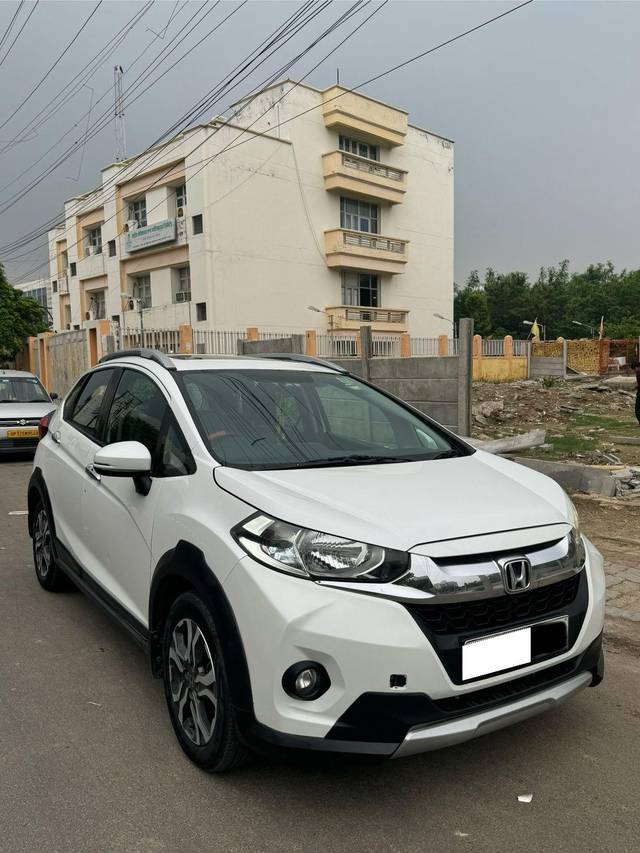 https://images10.gaadi.com/usedcar_image/4032043/original/processed_1a85b2512572680ebdd6c28510155d46.jpg?imwidth=6400