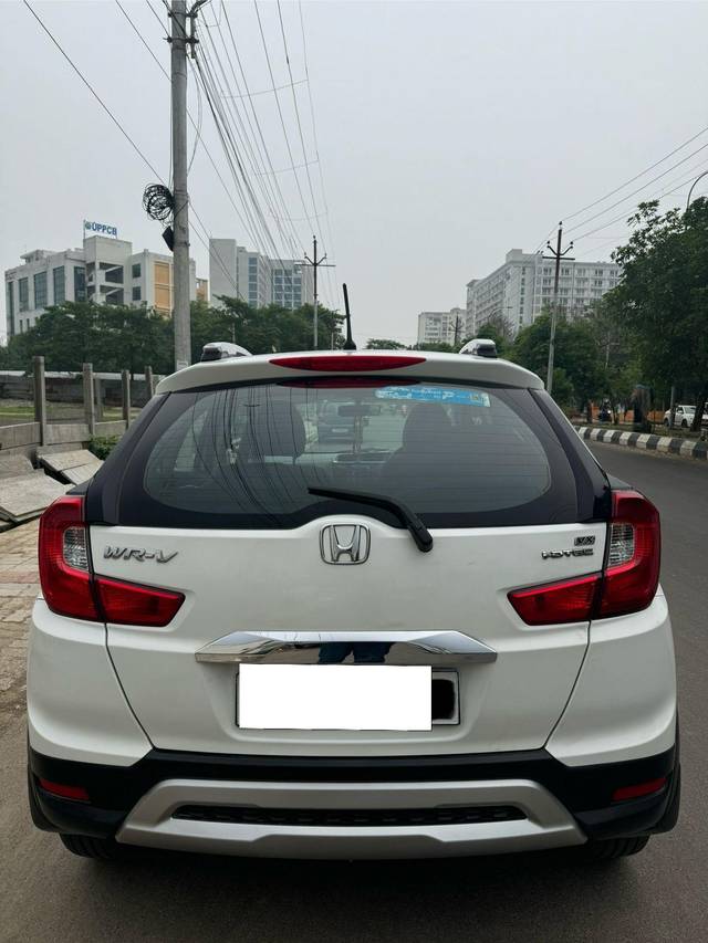 https://images10.gaadi.com/usedcar_image/4032043/original/processed_422b13c4fb92058e7e0f6c43ea84930f.jpg?imwidth=6402