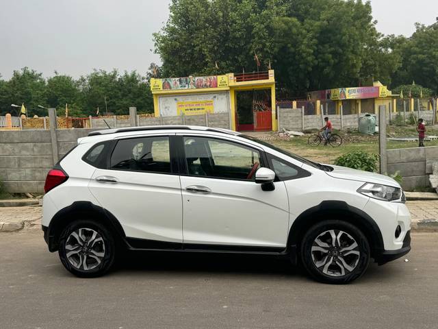 https://images10.gaadi.com/usedcar_image/4032043/original/processed_add1d06460789527b45c6bf99d2f69f8.jpg?imwidth=6401