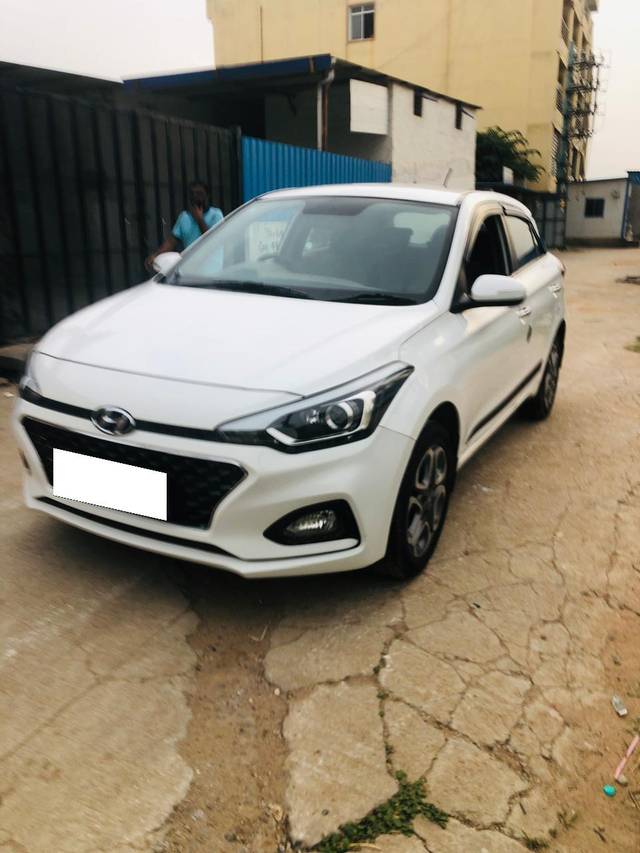 https://images10.gaadi.com/usedcar_image/4032306/original/processed_0542016cc7d401880a3b7b659bb6ff47.jpg?imwidth=6401