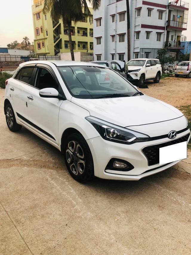 https://images10.gaadi.com/usedcar_image/4032306/original/processed_8f57f9f784c1fcbe13346a99d5e0e599.jpg?imwidth=6400