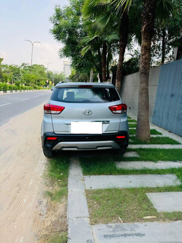 https://images10.gaadi.com/usedcar_image/4032700/original/processed_5ae686aa617b2a13de2154fa05b8a377.jpg?imwidth=6401