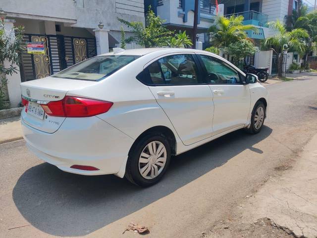 https://images10.gaadi.com/usedcar_image/4033436/original/processed_6b1bf5a3209b8fc64914f740899847bf.jpg?imwidth=6402