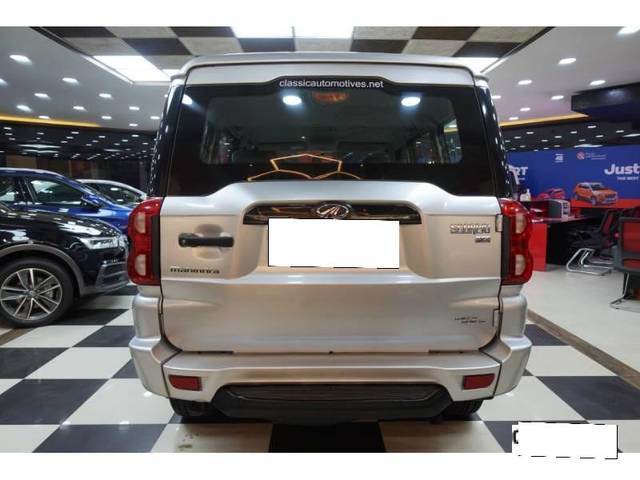 https://images10.gaadi.com/usedcar_image/4033763/original/processed_04e533bc917ab902750a3861e04d1d40.jpg?imwidth=6402