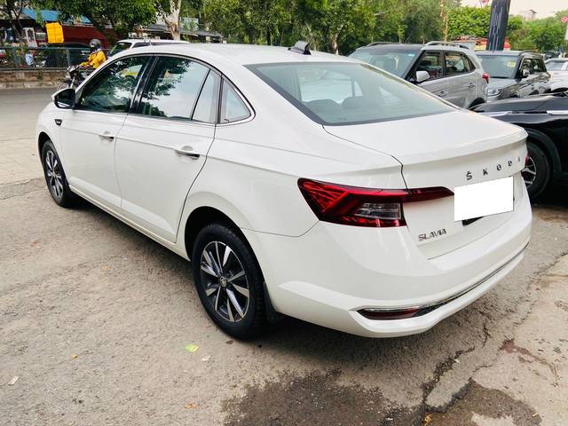 https://images10.gaadi.com/usedcar_image/4034895/original/processed_0f8881e9262294b749fde4d8373084a5.jpg?imwidth=6402