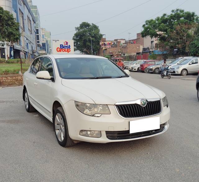 https://images10.gaadi.com/usedcar_image/4035854/original/processed_50ab2f38269a5cccf2aa918a114e1f5b.jpg?imwidth=6400