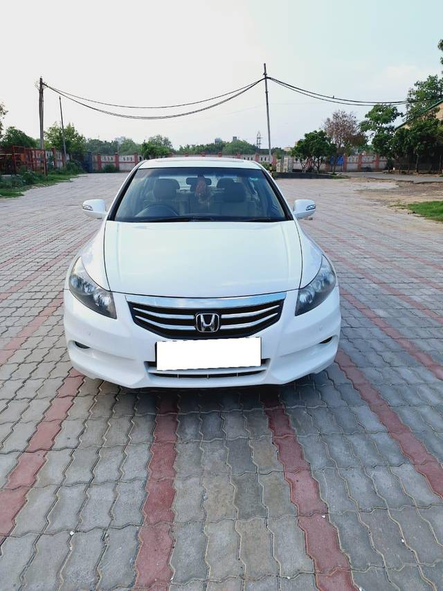 https://images10.gaadi.com/usedcar_image/4035869/original/processed_f456ee600cc78f249f2ce5161ffb0272.jpg?imwidth=6400