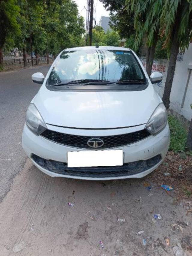 https://images10.gaadi.com/usedcar_image/4036715/original/processed_8345c677-e1d4-4c43-b383-5b85beb873d3.jpg?imwidth=6400