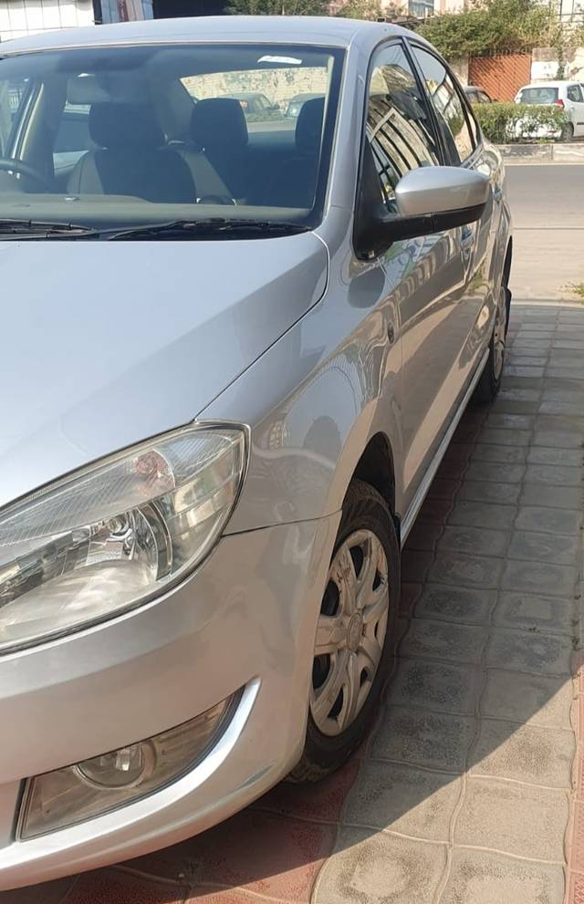 https://images10.gaadi.com/usedcar_image/4036803/original/106fc5f5b963bf527345194cc21b7ea5.jpg?imwidth=6402