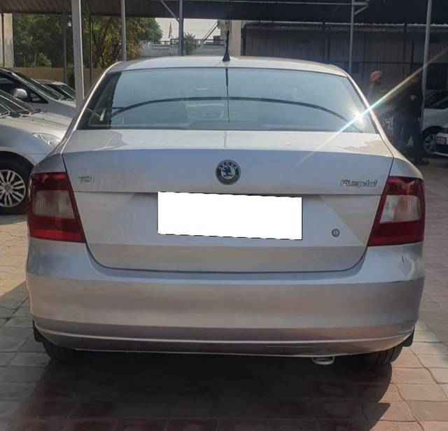 https://images10.gaadi.com/usedcar_image/4036803/original/processed_01b55a1bac676f710376d9d404ddb642.jpg?imwidth=6401