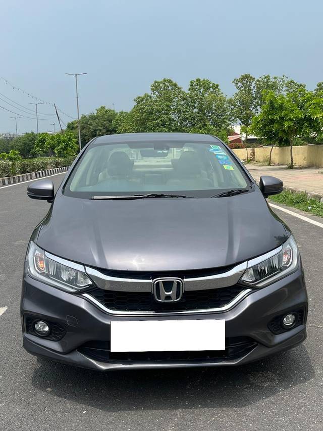 https://images10.gaadi.com/usedcar_image/4038477/original/processed_8e3d2dbd8bf53e8dfc013db6d8de16d2.jpg?imwidth=6400