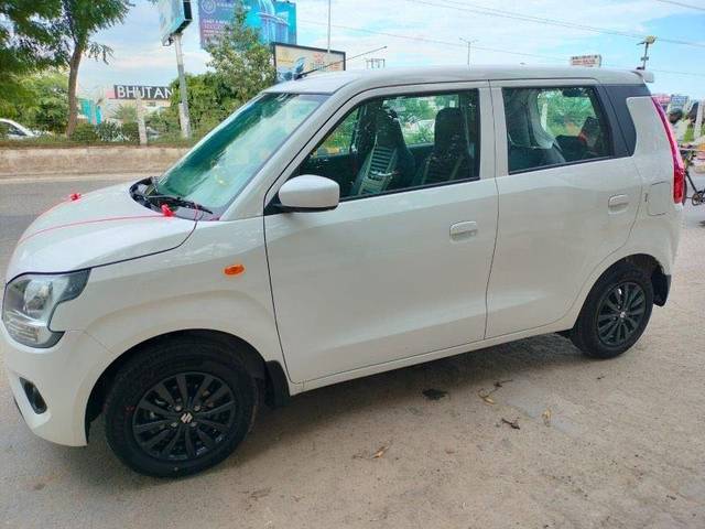 https://images10.gaadi.com/usedcar_image/4038929/original/processed_ca747017-b2d6-4ef2-92a8-513e5ec77675.jpeg?imwidth=6400