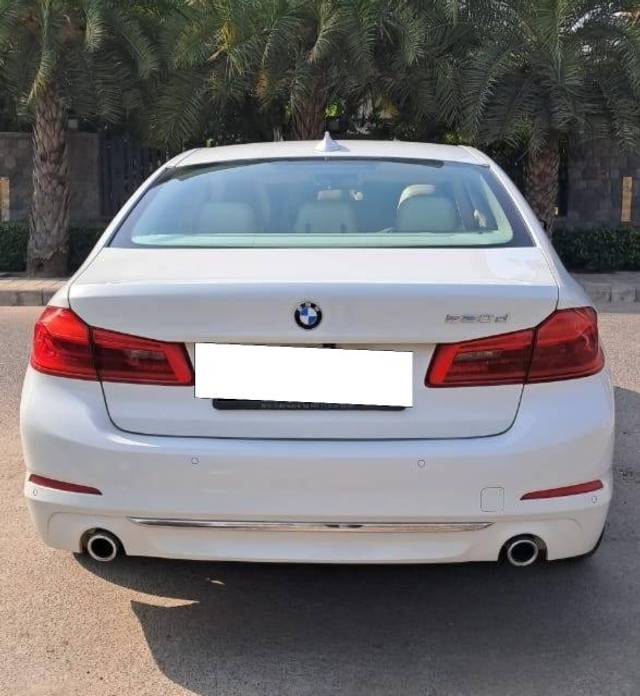 https://images10.gaadi.com/usedcar_image/4039391/original/processed_ed52864bddc1069a3e04dccef2d3e456.jpg?imwidth=6402