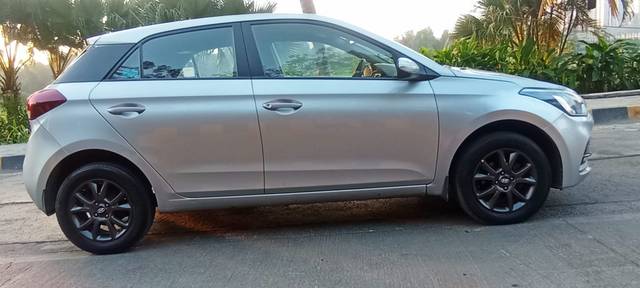 https://images10.gaadi.com/usedcar_image/4039756/original/0de1be7d8e69b7c0a07a1c61adb7b2af.jpg?imwidth=6401