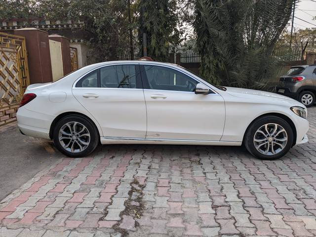 https://images10.gaadi.com/usedcar_image/4040402/original/b7e3fddc98660ea9230562f331a93454.jpg?imwidth=6401