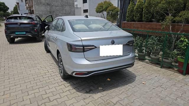 https://images10.gaadi.com/usedcar_image/4040854/original/processed_2f26b298-d949-4fbc-b4dd-b12be3f1d35a.jpg?imwidth=6402