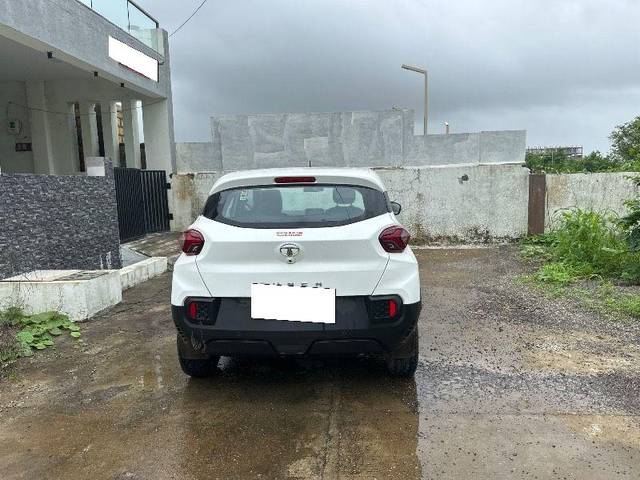 https://images10.gaadi.com/usedcar_image/4041070/original/processed_a0ed5efc-f56e-4043-95fe-b2fe15029561.jpg?imwidth=6402