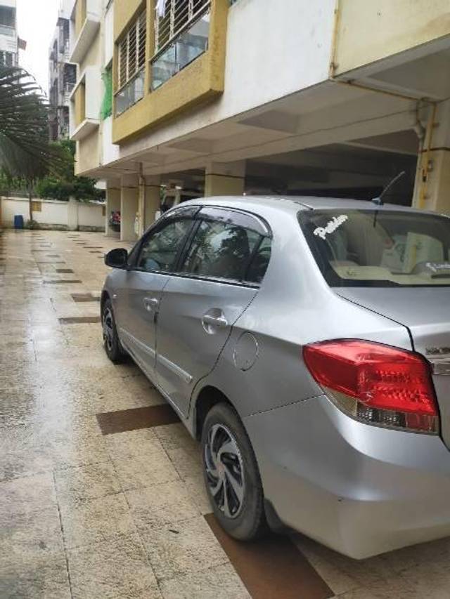 https://images10.gaadi.com/usedcar_image/4041213/original/processed_9fbaea77-fb2c-4dc6-b004-576c884b44f3.jpg?imwidth=6402