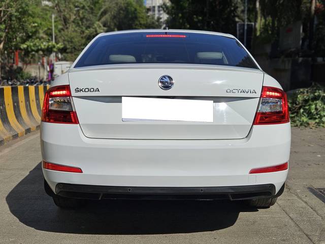 https://images10.gaadi.com/usedcar_image/4041230/original/processed_a28bf8fc96a3133543636ece2c384e29.jpg?imwidth=6402