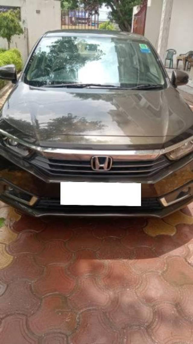 https://images10.gaadi.com/usedcar_image/4041468/original/processed_e5b28fa8-1a40-4737-a859-0f26d34c06cb.jpg?imwidth=6400