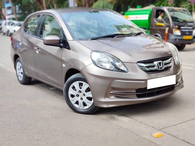 https://images10.gaadi.com/usedcar_image/4041472/original/processed_9814fd5b4480eb02625ba27f336cd6b1.jpg?imwidth=6400