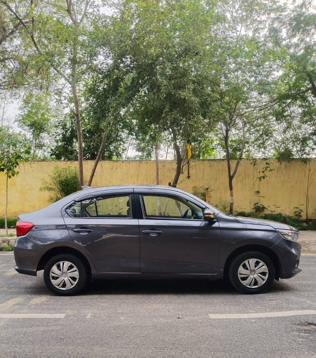 https://images10.gaadi.com/usedcar_image/4042541/original/b52ddb82e60b569faa649243e73544bc.jpg?imwidth=6401