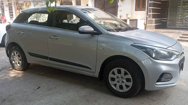 https://images10.gaadi.com/usedcar_image/4042547/original/42063bff27352a9d0294401c6a62facb.jpg?imwidth=6400