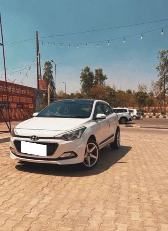 https://images10.gaadi.com/usedcar_image/4042679/original/processed_ec93bd49-a76a-47d5-b405-3f08a1cf7304.jpeg?imwidth=6400