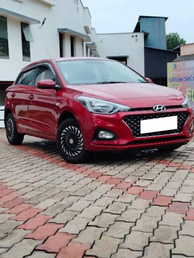 https://images10.gaadi.com/usedcar_image/4042869/original/processed_cdc20943-fe93-43e0-bdc8-32cc5b5bf7b3.jpg?imwidth=6400