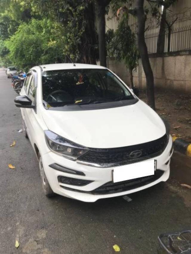 https://images10.gaadi.com/usedcar_image/4042898/original/processed_283918a2-fe67-4d59-a704-f67a2a9a025a.jpg?imwidth=6400