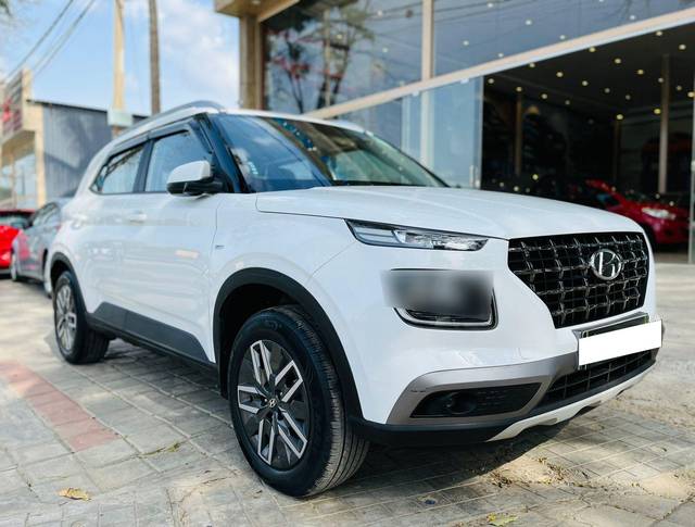 https://images10.gaadi.com/usedcar_image/4043944/original/processed_28e51b95ddfc19a0e99320a18ea56112.jpg?imwidth=6400