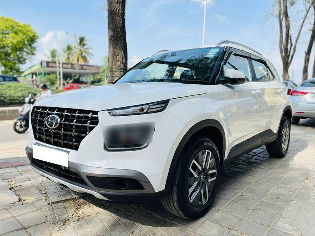 https://images10.gaadi.com/usedcar_image/4043944/original/processed_c877a6fc7cc2a1fc1c17ab42393455d7.jpg?imwidth=6402