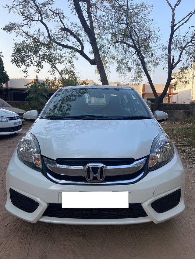 https://images10.gaadi.com/usedcar_image/4045572/original/processed_0d3ca2839e77b91c4a322d22ca5fcf96.jpg?imwidth=6402