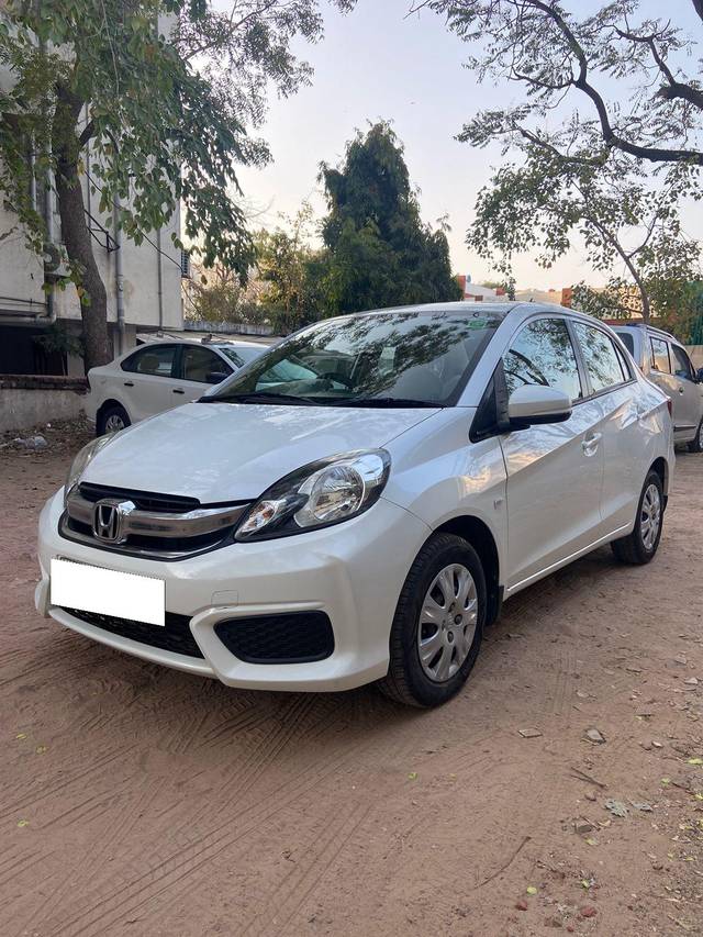 https://images10.gaadi.com/usedcar_image/4045572/original/processed_1223175bb75b742644afa15f12d43b06.jpg?imwidth=6401