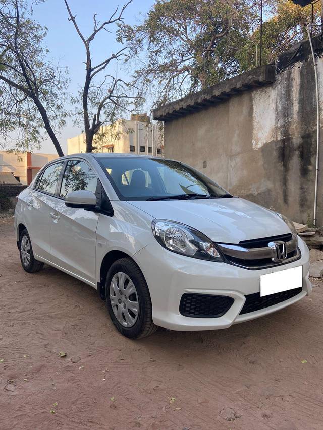 https://images10.gaadi.com/usedcar_image/4045572/original/processed_4e6d382fe9ba87558b2ceb4c656481b0.jpg?imwidth=6400