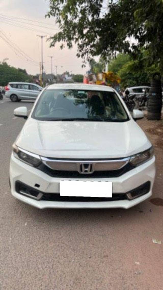 https://images10.gaadi.com/usedcar_image/4045817/original/processed_53b326c0-f05f-4ae3-a8a2-f437d1bdfe0a.jpg?imwidth=6400