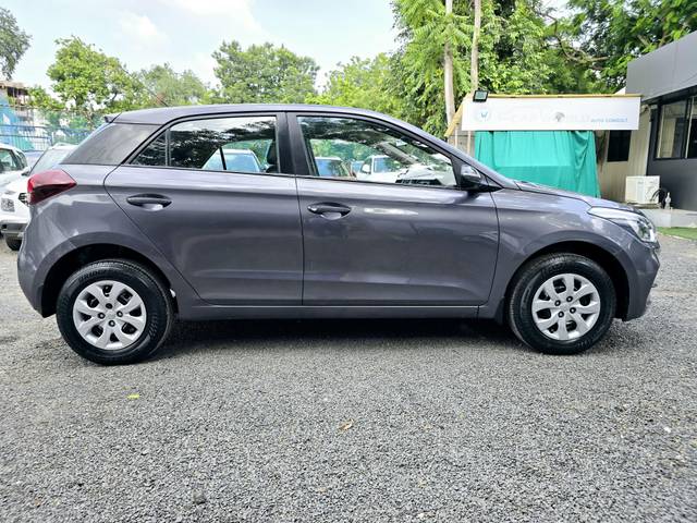 https://images10.gaadi.com/usedcar_image/4046955/original/processed_801a46b351ef862b920997a034978128.jpg?imwidth=6401