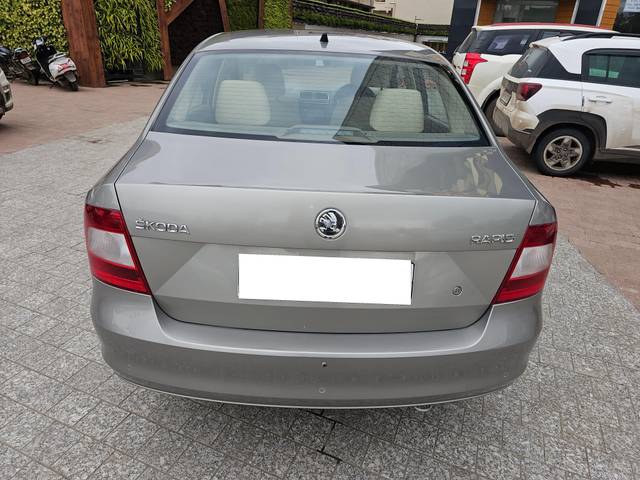 https://images10.gaadi.com/usedcar_image/4047425/original/processed_ea25a73836d755297c4d490b3c04d855.jpg?imwidth=6401