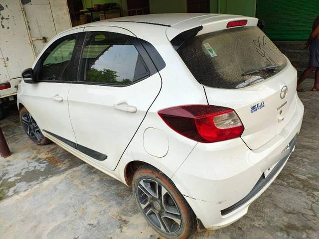 https://images10.gaadi.com/usedcar_image/4047564/original/processed_64d5a358-23ec-4046-bec6-d739e69d1cf3.jpg?imwidth=6401