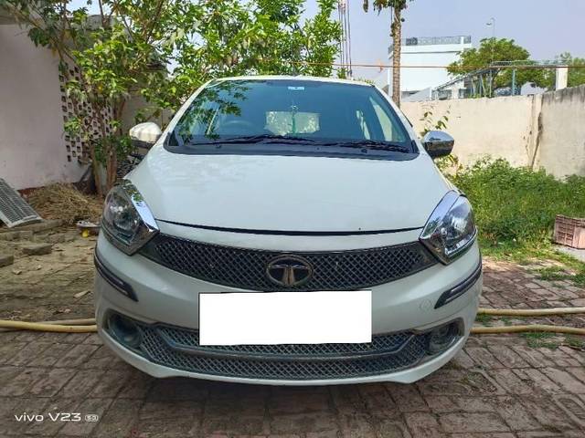 https://images10.gaadi.com/usedcar_image/4049082/original/processed_b2ab8437-95b3-4dd4-8eb1-e40f6944e816.jpg?imwidth=6400