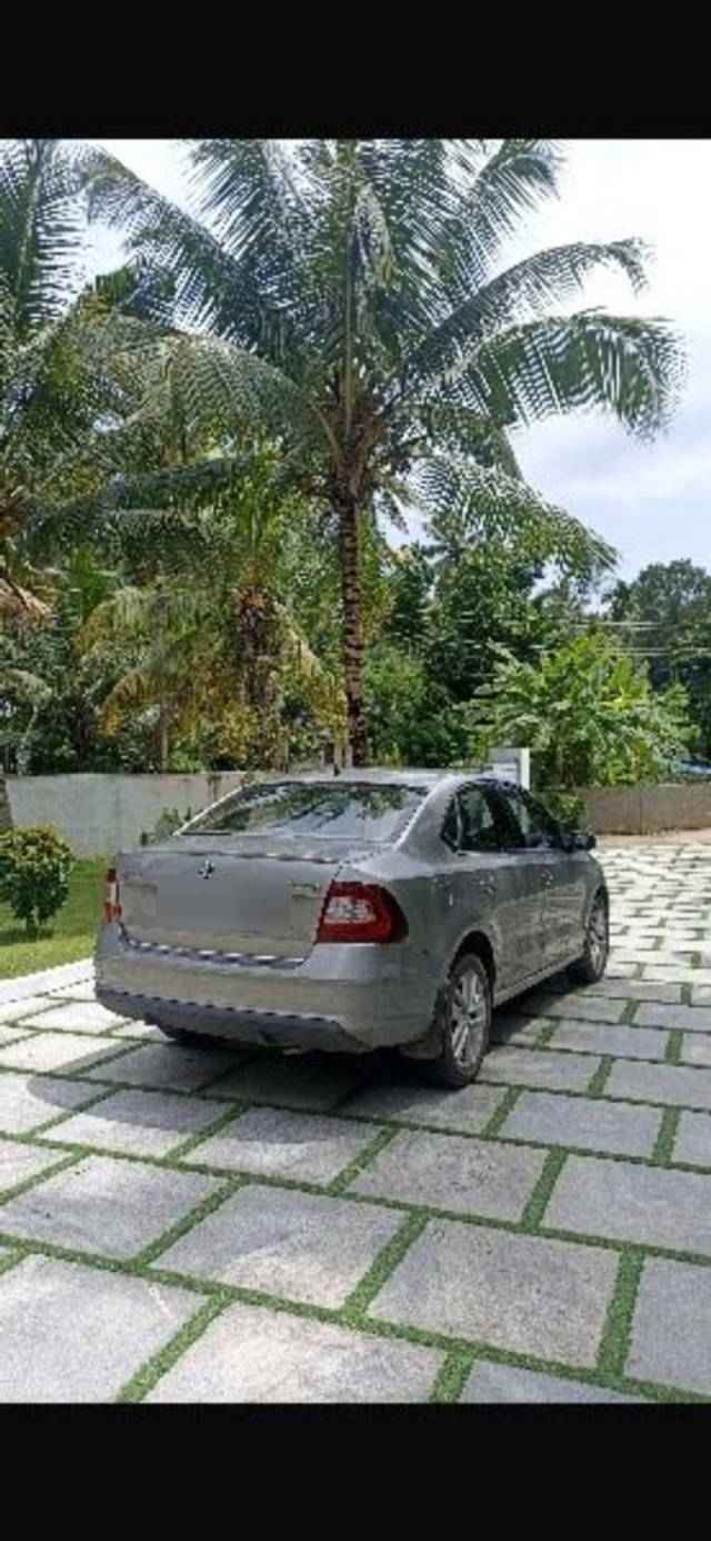 https://images10.gaadi.com/usedcar_image/4049342/original/processed_836001d7-3f2a-4970-ae92-a4604ccbe709.png?imwidth=6402